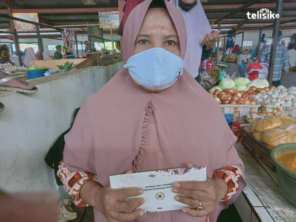 Presiden Jokowi Bagi-Bagi Berkah di Baubau