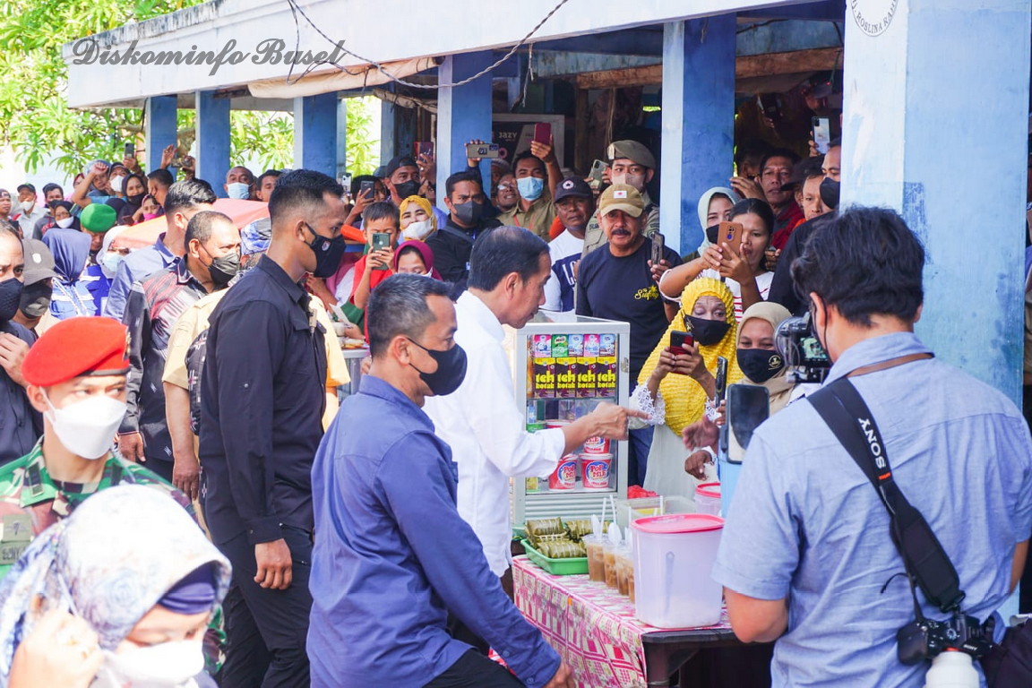 Presiden Jokowi Beli 5 Kg Cabai di Buton Selatan