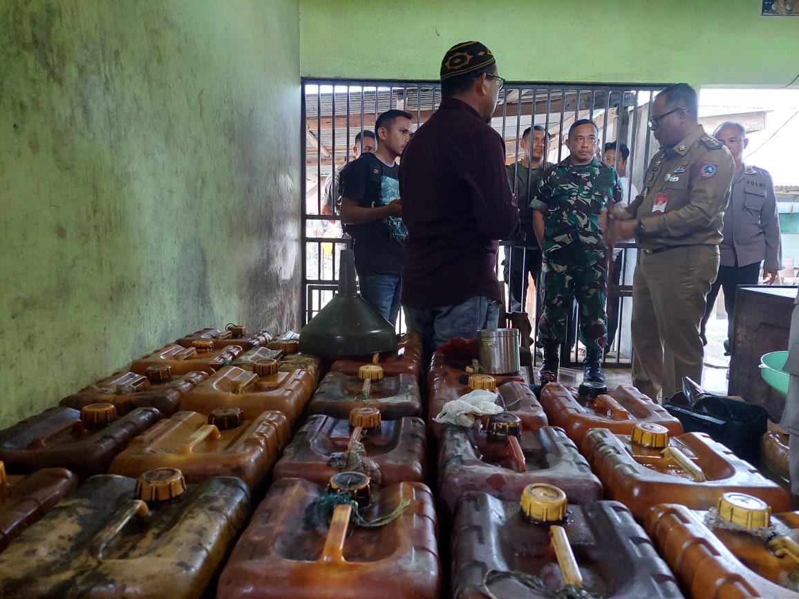 Sidak, Pemda Muna Barat Temukan Agen Minyak dan Solar Masih Gunakan Takaran Liter