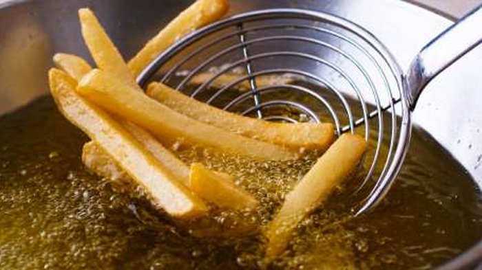 Suka Makanan Berminyak? Ini 10 Dampak Buruk Jika Keseringan