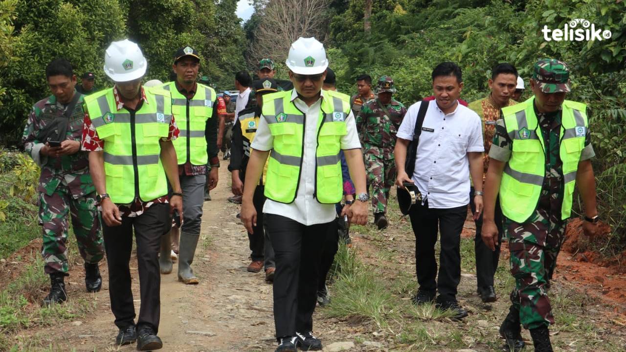 Tinjauan Lokasi Pembenahan Jalan Tani, Pj Bupati Kolaka Utara Apresiasi Keterlibatan TNI