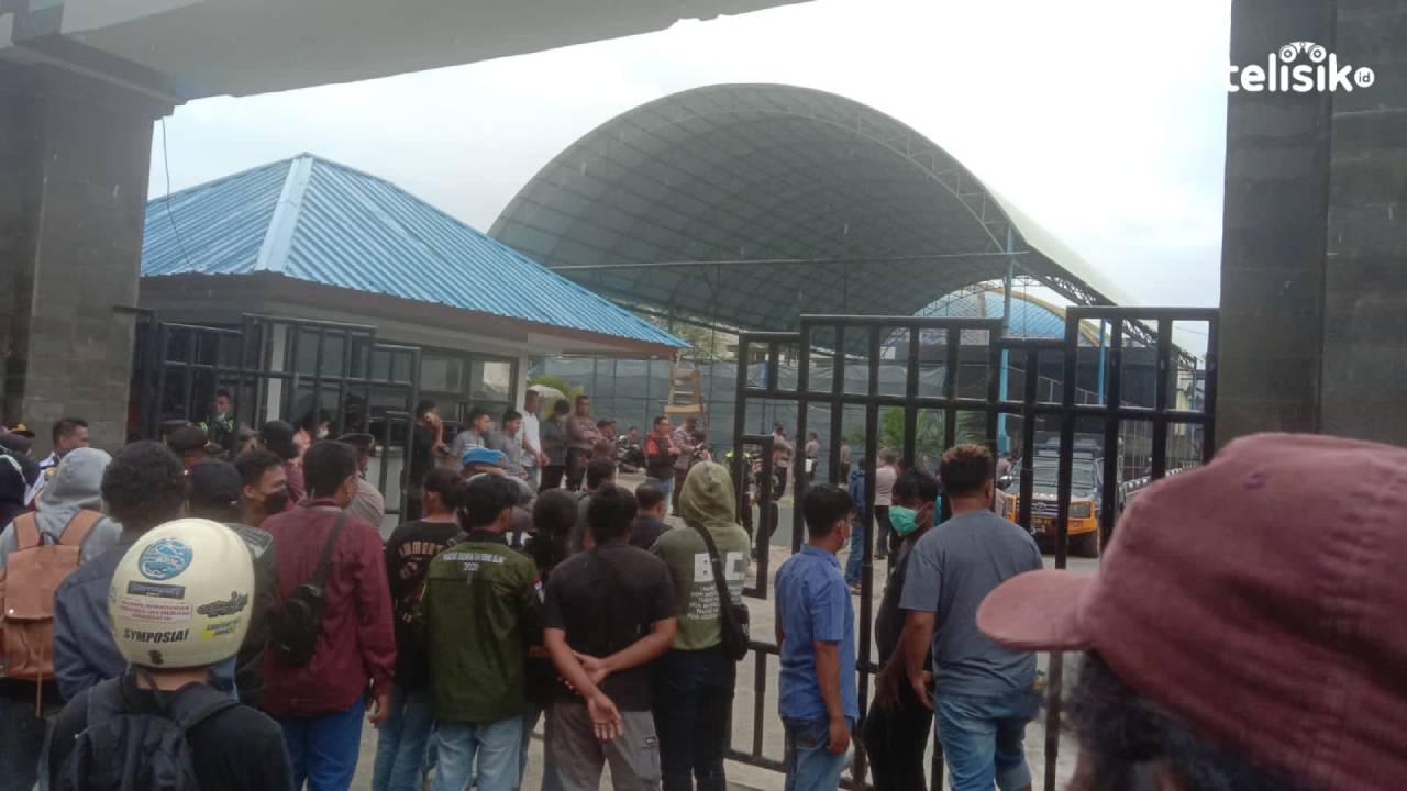 Tolak Kenaikan Harga BBM, Kantor DPRD Sultra Dikepung Demonstran