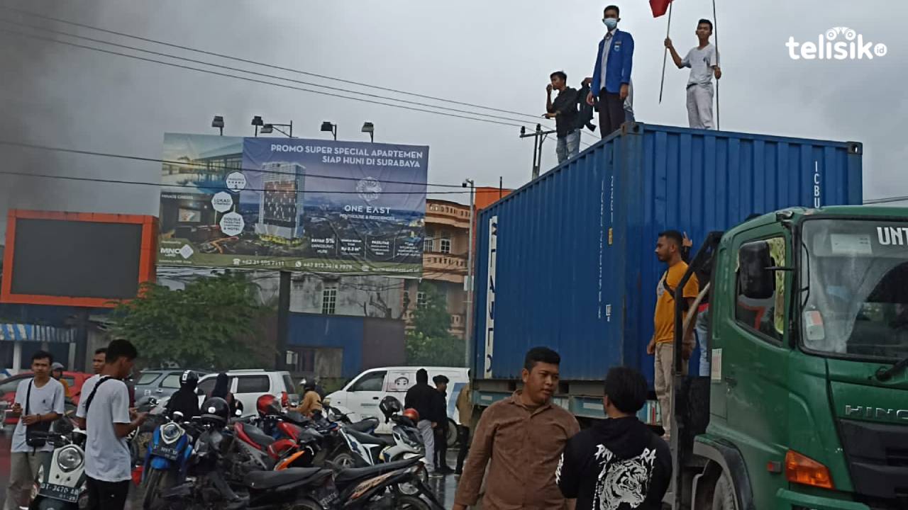 Truk Kontainer Disandera Pendemo di Kendari