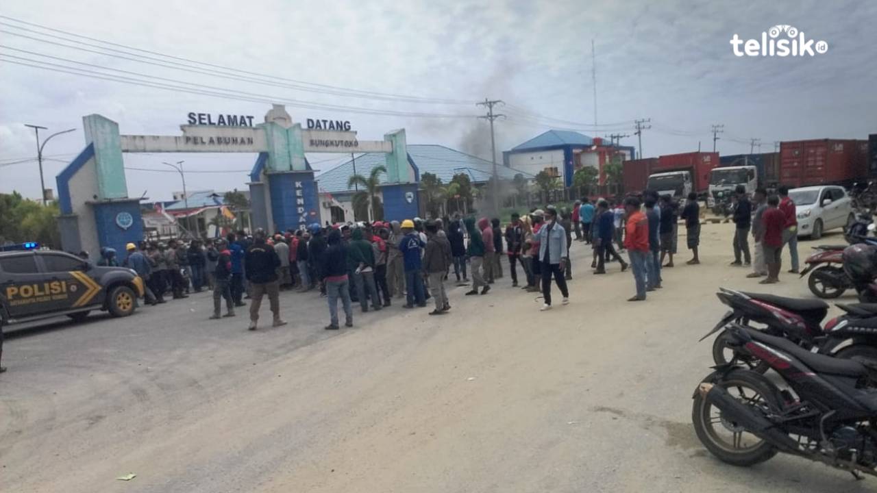 Tuntut Dipekerjakan, Ratusan Tenaga Kerja Bongkar Muat Blokade Aktivitas Pelabuhan Bungkutoko