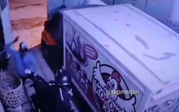 Viral, Perampok Berparang Larikan Sepeda Motor Warga