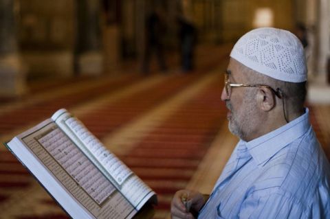Wajib Diketahui, Ini Adab Membaca Al-Qur'an