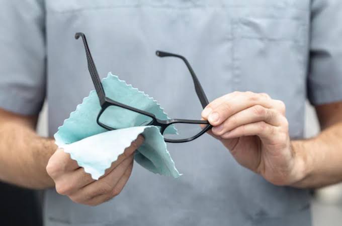 5 Cara Mudah Bersihkan Lensa Kacamata yang Tergores