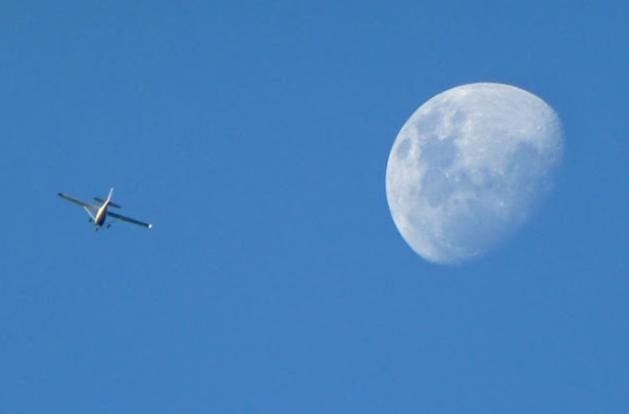 5 Fakta Mengapa Bulan Bisa Terlihat di Siang Hari