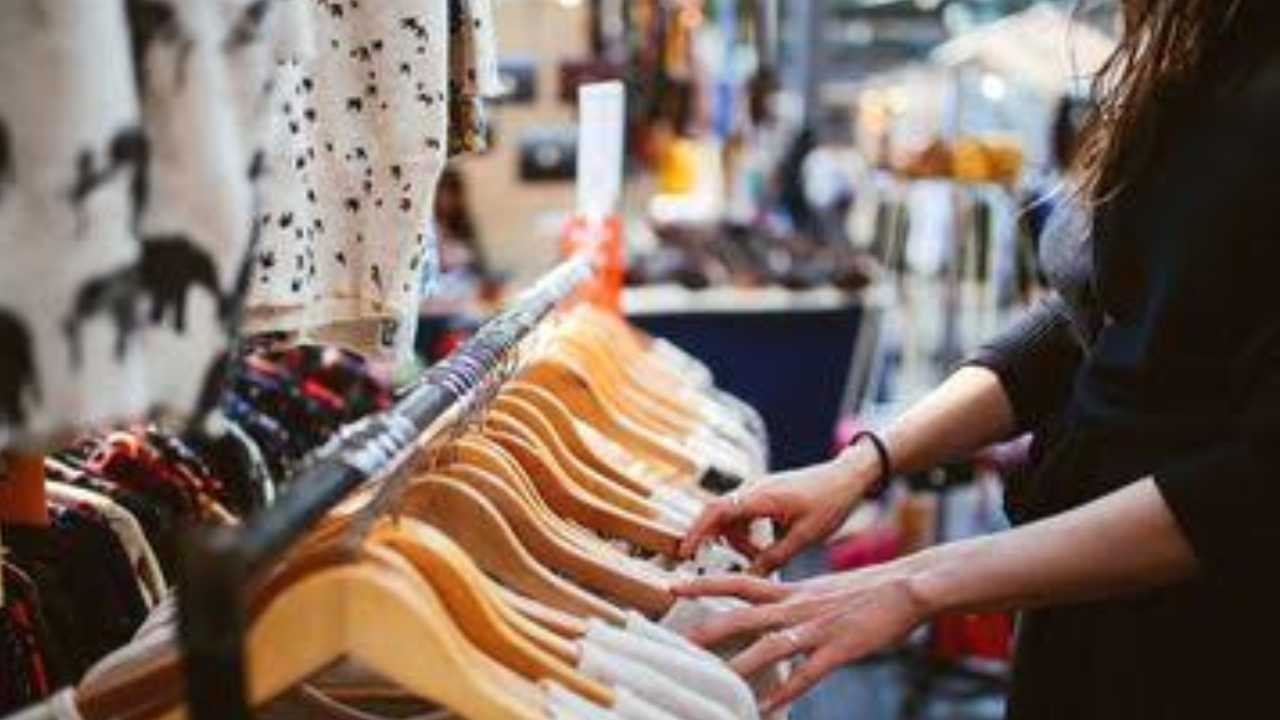 5 Tips Membeli Pakaian Bekas Agar Tidak Menyesal