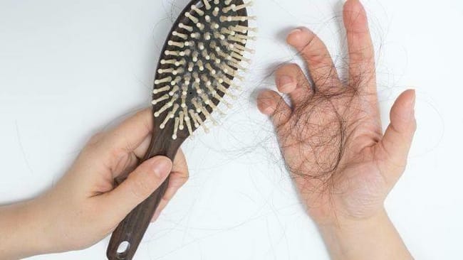 8 Penyebab Rambut Wanita Mudah Rontok  