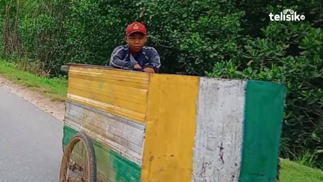 Bantu Orang Tua, Bocah Ini Terpaksa Memulung Sepulang Sekolah