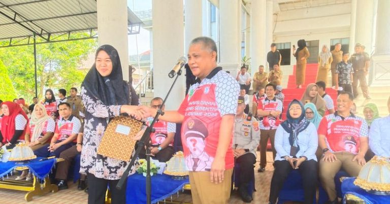 Bupati Konawe Serahkan Salinan SK PAW Anggota DPRD
