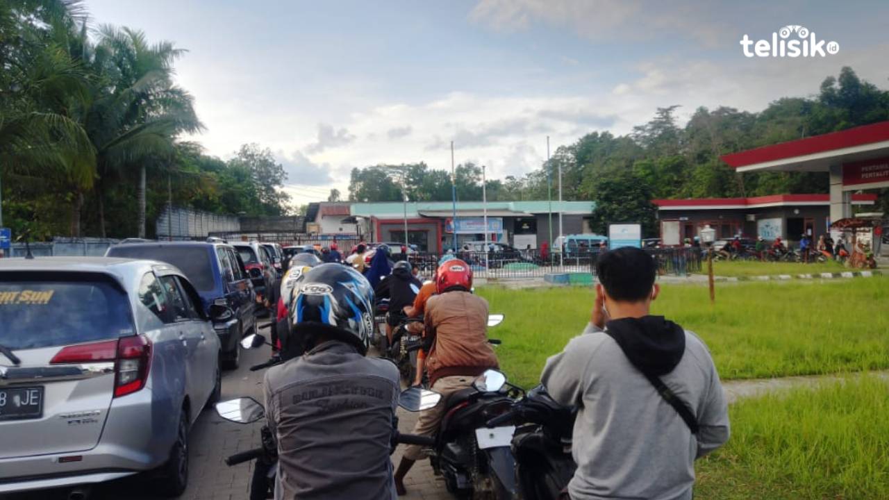 Carut Marut Pertalite di Tengah Antrian Panjang