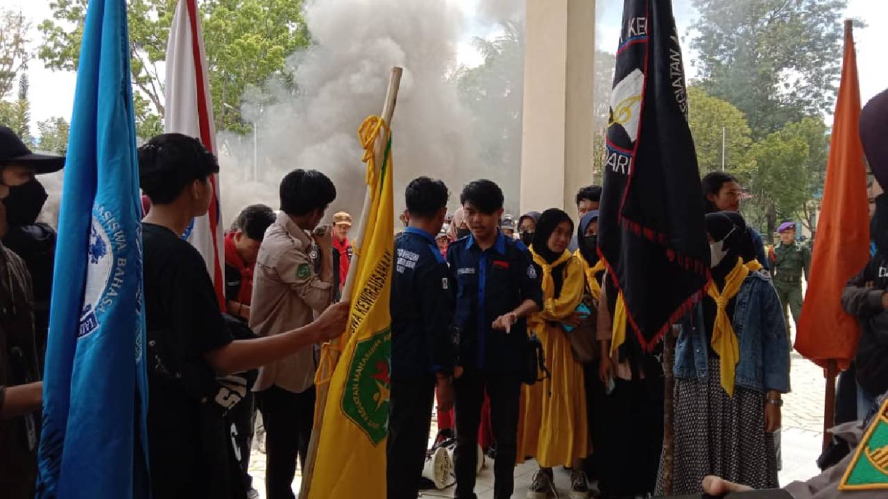 Demonstarsi Mahasiswa IAIN Kendari, Segel Ruangan Rektor