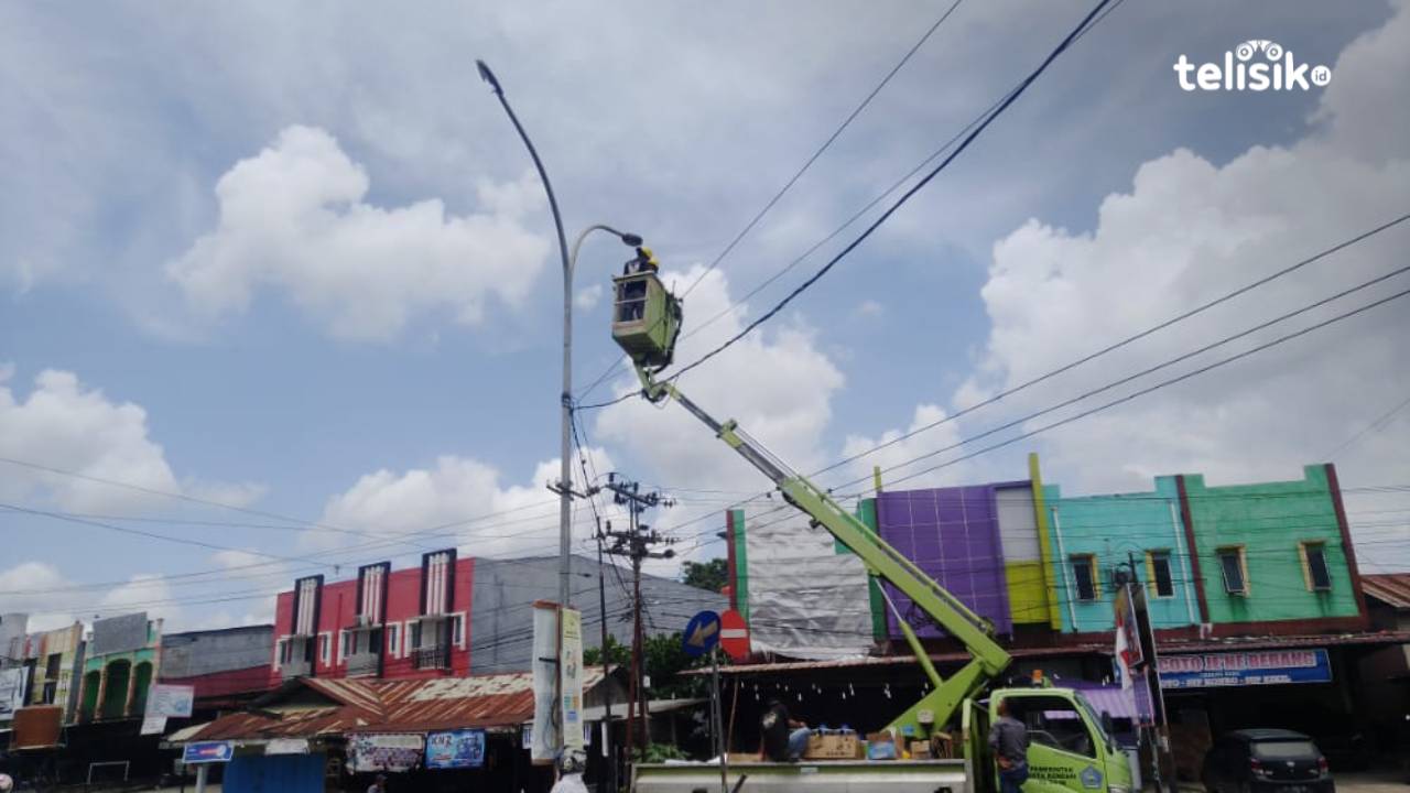 Dishub Kota Kendari Pasang Lampu Jalan LED yang Hemat Energi