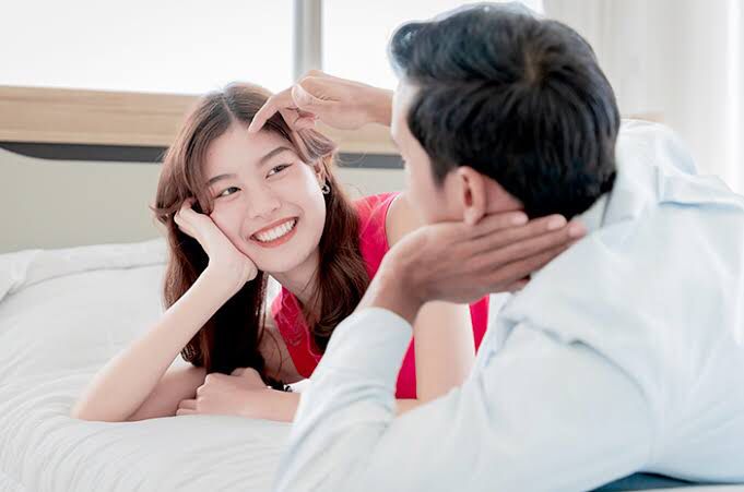 Friends With Benefit, Penjelasan hingga Dampaknya Menurut Seksolog