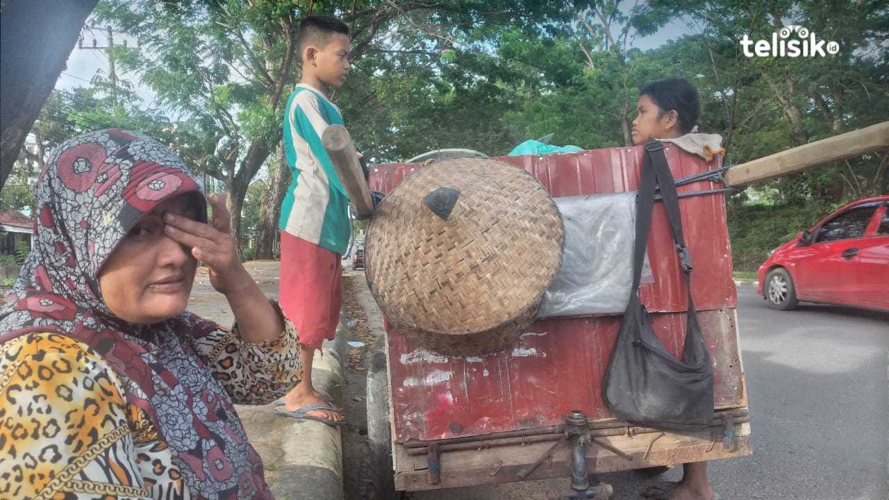 Ibu Tina, Memulung Rezeki dari Bak Sampah