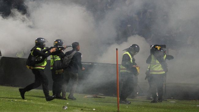 Ini Alasan Polisi Tembakkan Gas Air Mata di Stadion Kanjuruhan Walau Dilarang FIFA