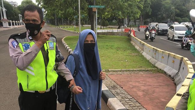 Ini Identitas Wanita Cadar Bawa Senjata Rakitan ke Istana Presiden, Masih Muda