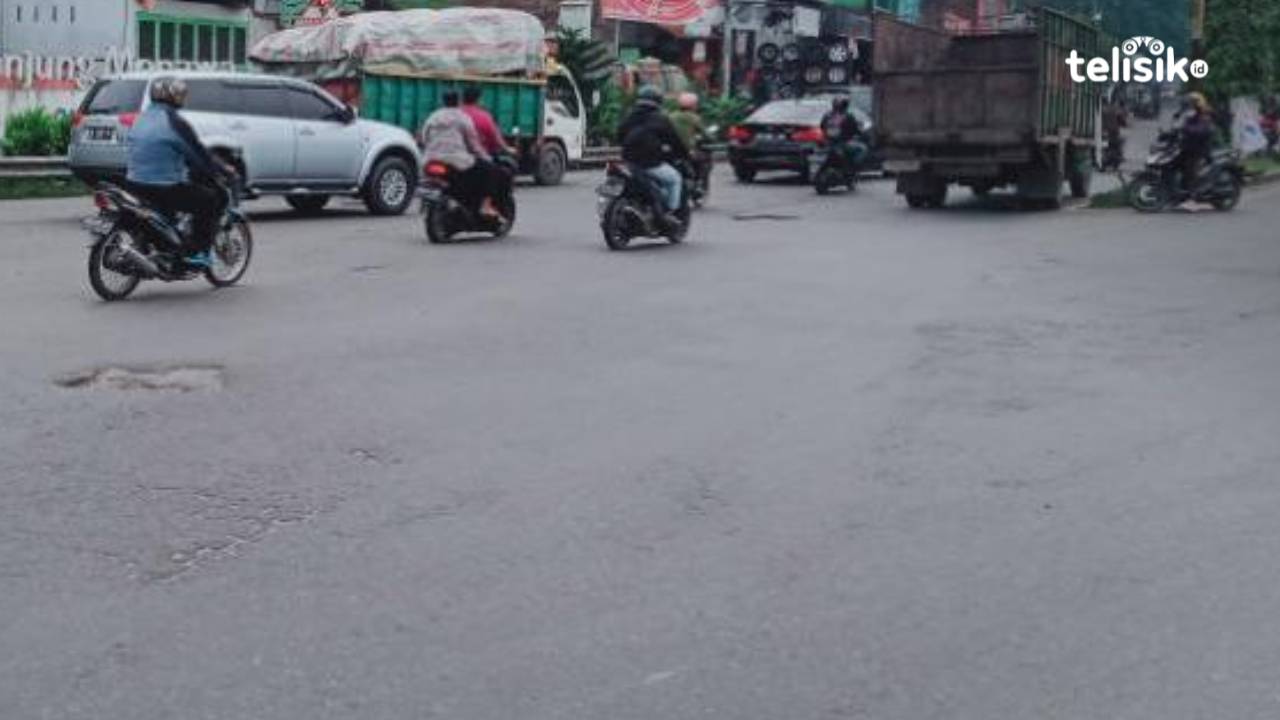 Jalan Rusak di Jalur Keluar-Masuk Gerbang Tol Tanjung Morawa Bahayakan Pengendara