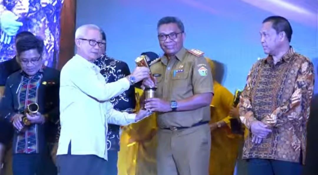 Kepala Bappeda Terima Penghargaan Sultra Award, Punya Peran Penting Wujudkan Misi Ali Mazi