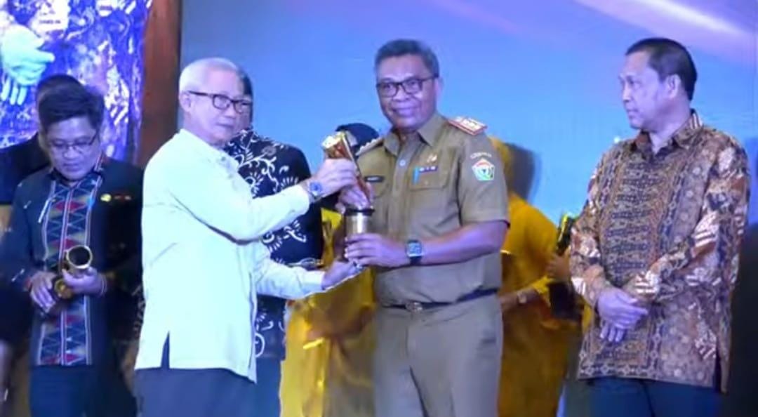 Kepala Bappeda Terima Penghargaan Sultra Award, Punya Peran Penting Wujudkan Misi Ali Mazi