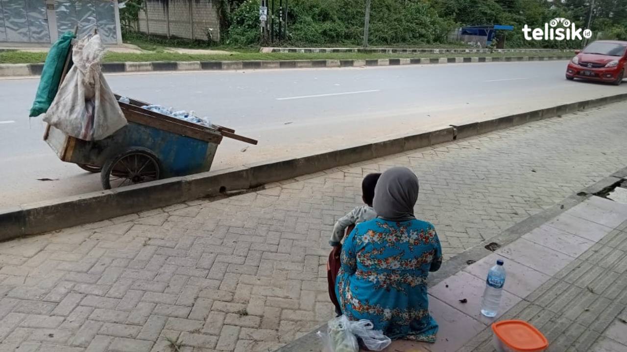 Kisah Nuri, Seorang Ibu yang Selalu Bawa Anak saat Memulung