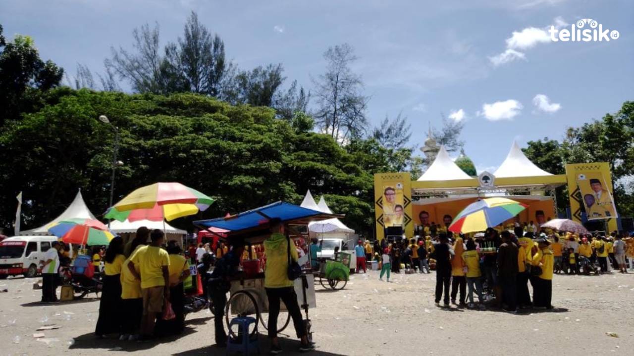 Manfaatkan Momen, Pedagang Kecil Mengais Rezeki di HUT Partai Golkar