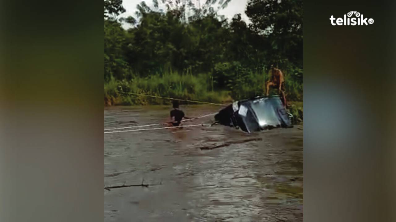 Mobil Pengangkut Pisang Terseret Banjir di Bombana