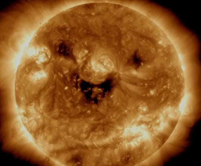NASA Tangkap Foto Matahari Sedang Tersenyum