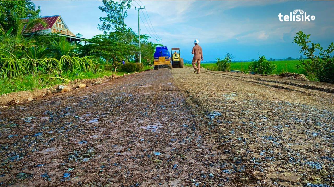 Pemkab Kolaka Timur Perbaiki Jalan Poros Iwoikondo