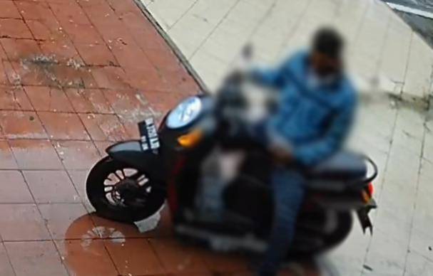 Pemuda Pengendara Sepeda Motor Matik Pamer Kemaluan Viral, Diburu Polisi