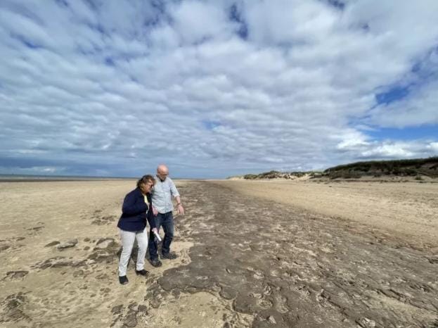 Peneliti Temukan Jejak Kaki Manusia dan Hewan Purba di Inggris Berusia Ribuan Tahun