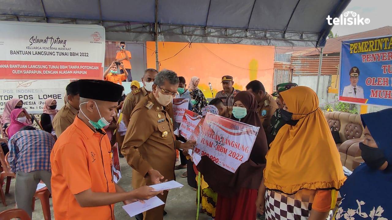 Pj Bupati Buton Tengah Salurkan BLT BBM dan Sembako ke Warga