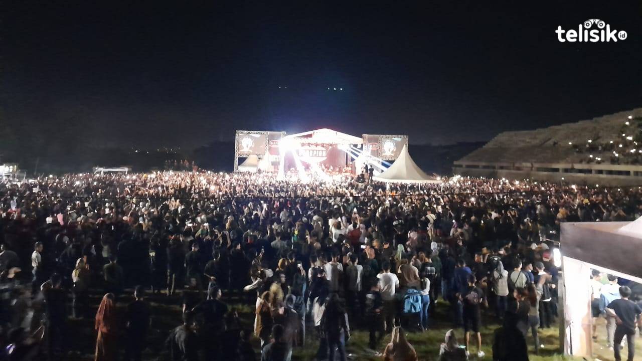 Ribuan Warga Rela Berdesakan Saksikan Konser Tipe-X