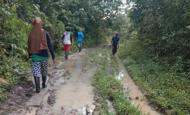 Rusak Parah, Petani Muna Barat Keluhkan Jalan Usaha Tani