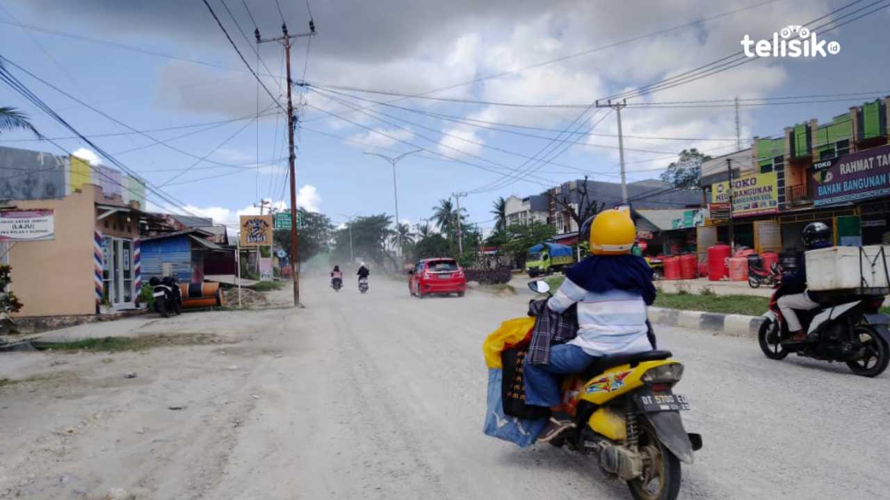 Sedang Tahap Perbaikan, Masyarakat Keluhkan Debu Jalanan