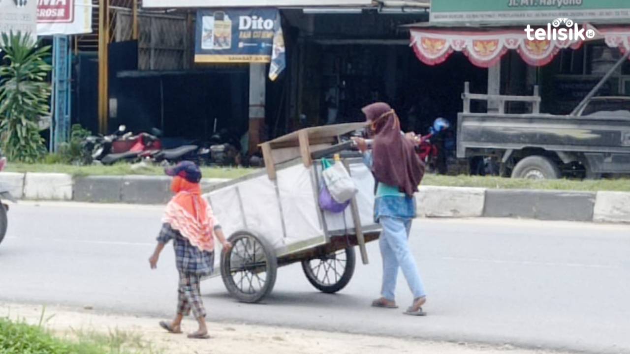 Suami Stroke, Ibu Ini Cari Nafkah Bawa Serta Dua Anaknya