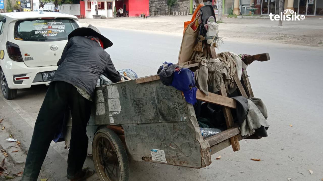 Tak Lagi Muda, Kakek 68 Tahun Ini Terpaksa Memulung untuk Hidupi Keluarga