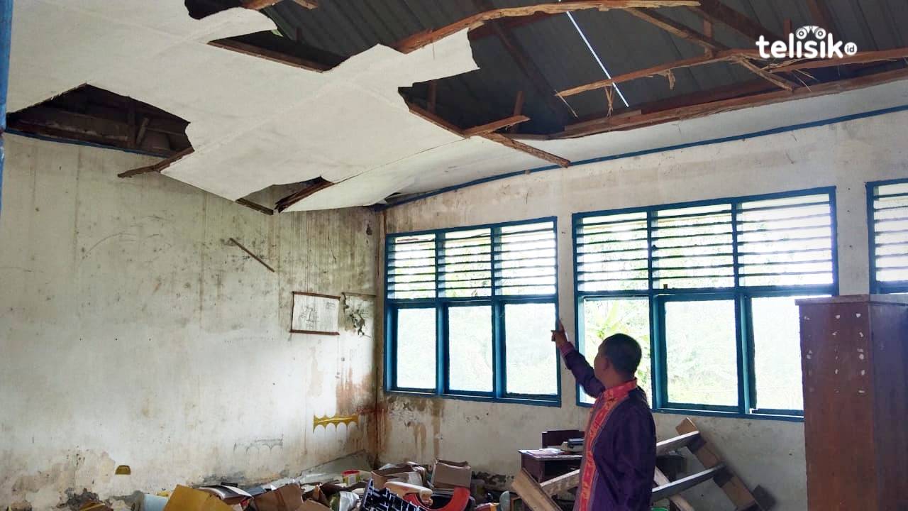 Tak Pernah Dibenahi, Atap Ruang Kelas SDN di Kolaka Timur Ambruk