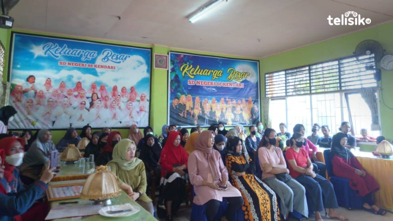 Tina Nur Alam Serahkan Bantuan Program Indonesia Pintar di SDN 88 Kendari