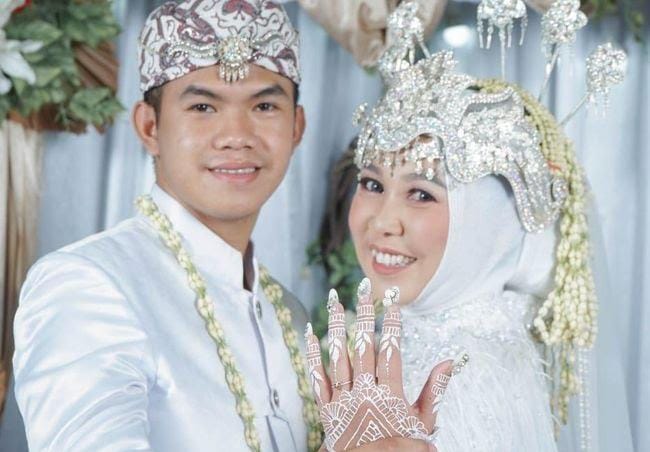 Viral: Kisah Pemuda Nikahi Gurunya, Beda 15 Tahun