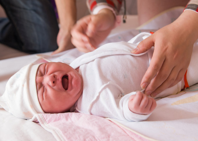 6 Cara Ampuh Mengatasi Bayi Menangis yang Perlu Diketahui Orang Tua
