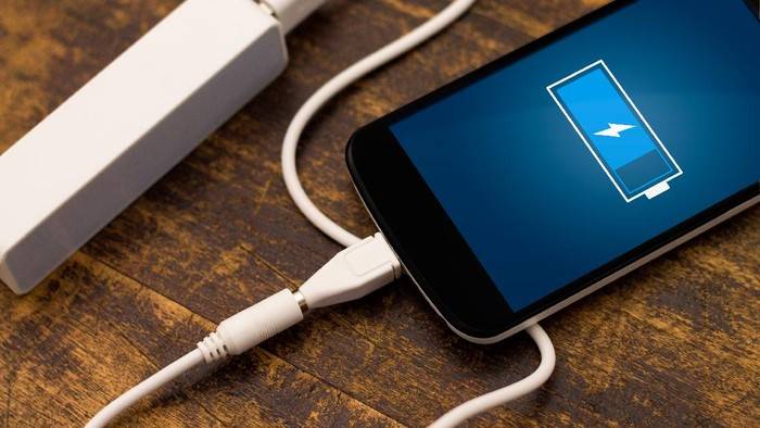 6 Cara Benar Cas HP Agar Baterai Awet