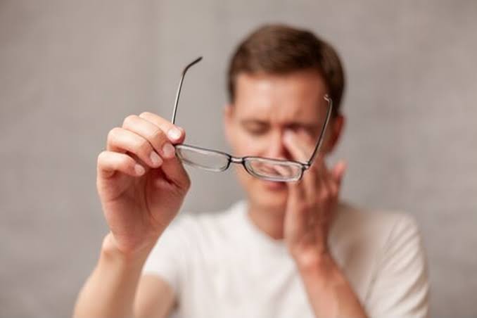 6 Tanda Ini Orang Butuh Pakai Kacamata, Cek Segera