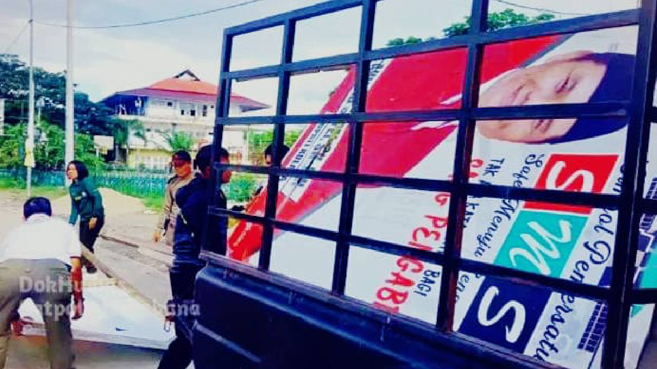 Baliho Tak Berizin di Bombana Diturunkan