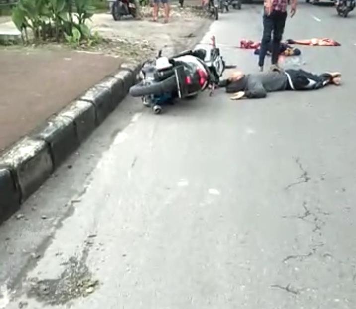 Dua Pemuda Tewas Ditabrak Truk dengan Kondisi Mengenaskan