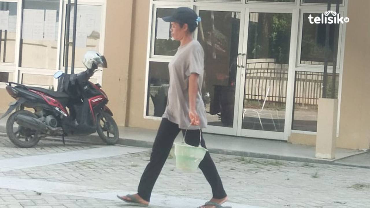 Foto Humanis: Kuli Wanita Lakoni Pekerjaan Kaum Pria