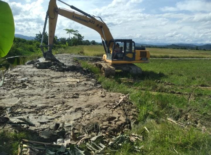 Kadin Konawe Lakukan Perbaikan Jalan Usaha Tani Desa Puundombi 