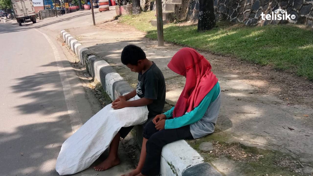 Kakak Beradik Terpaksa Memulung untuk Bantu Ekonomi Keluarga